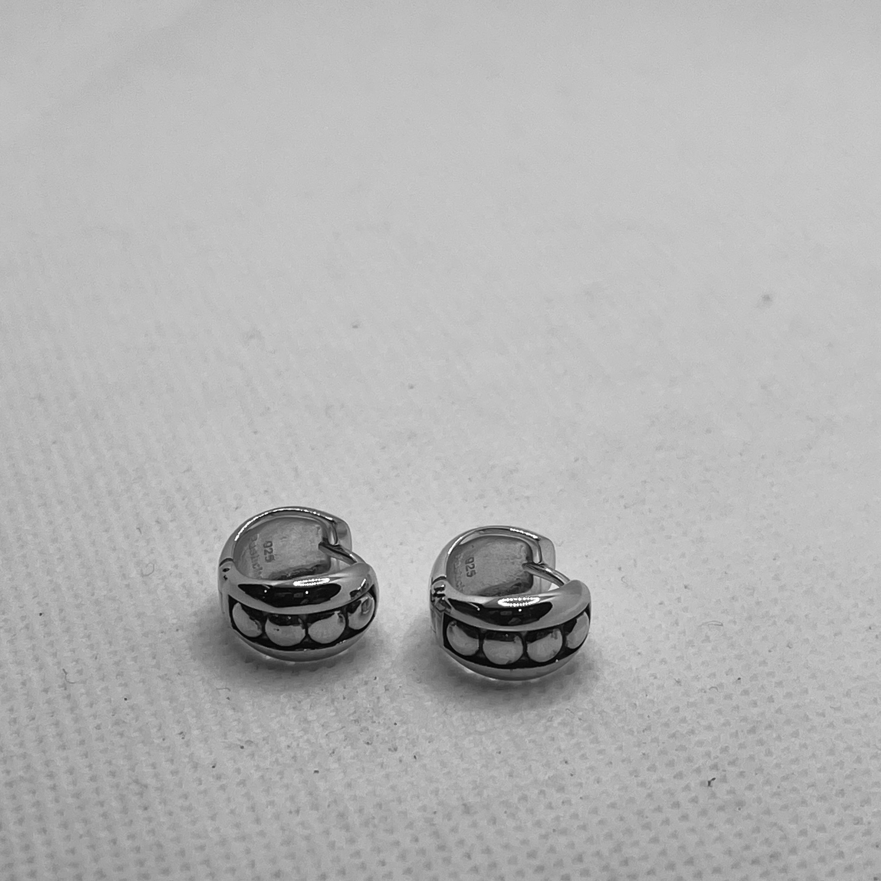 2 Faces Huggie