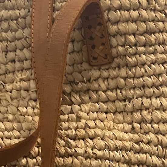 The leather handles on this bag has the best detailed stitching. Such a natural bag, perfectly detailed.