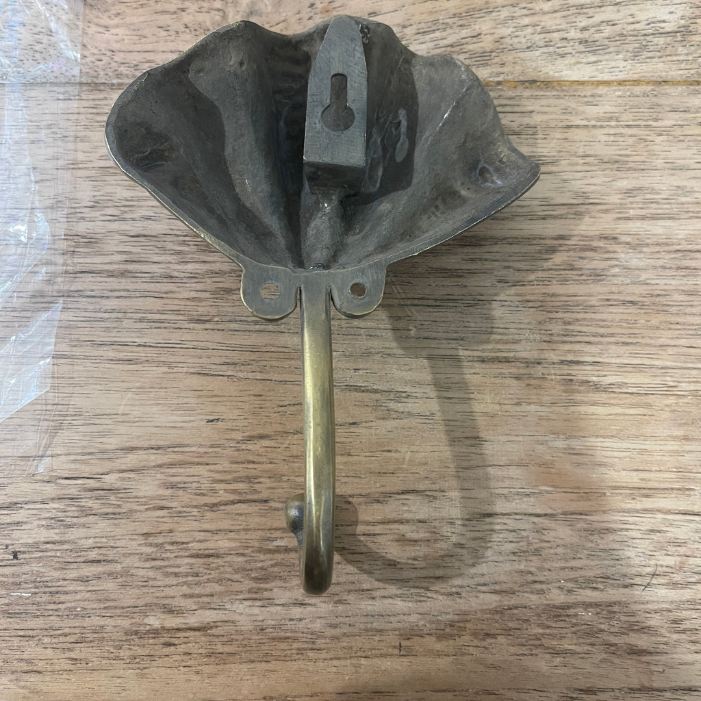 Clam Shell Hook