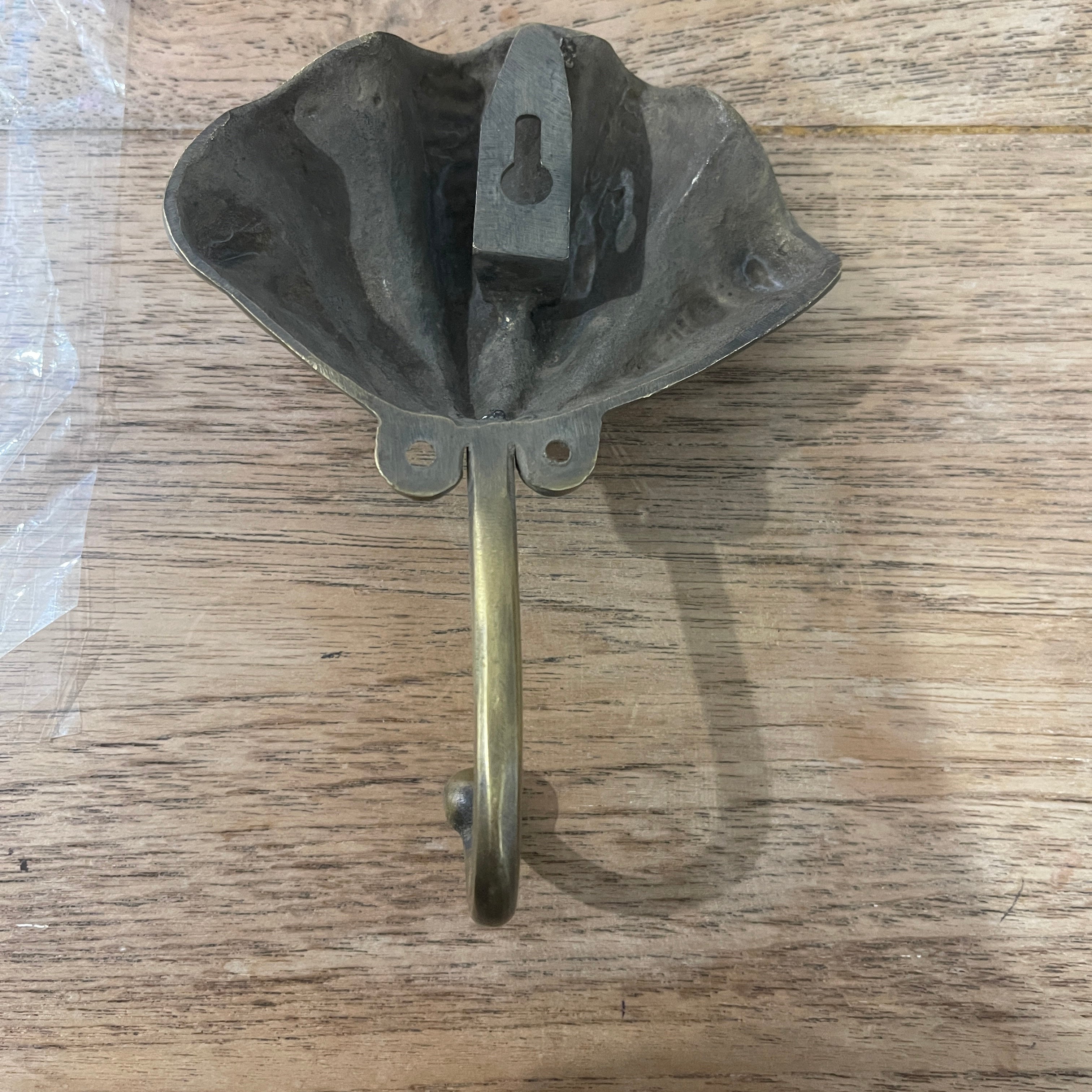 Clam Shell Hook